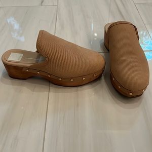 Dolce Vita clogs Size 7.5 nude